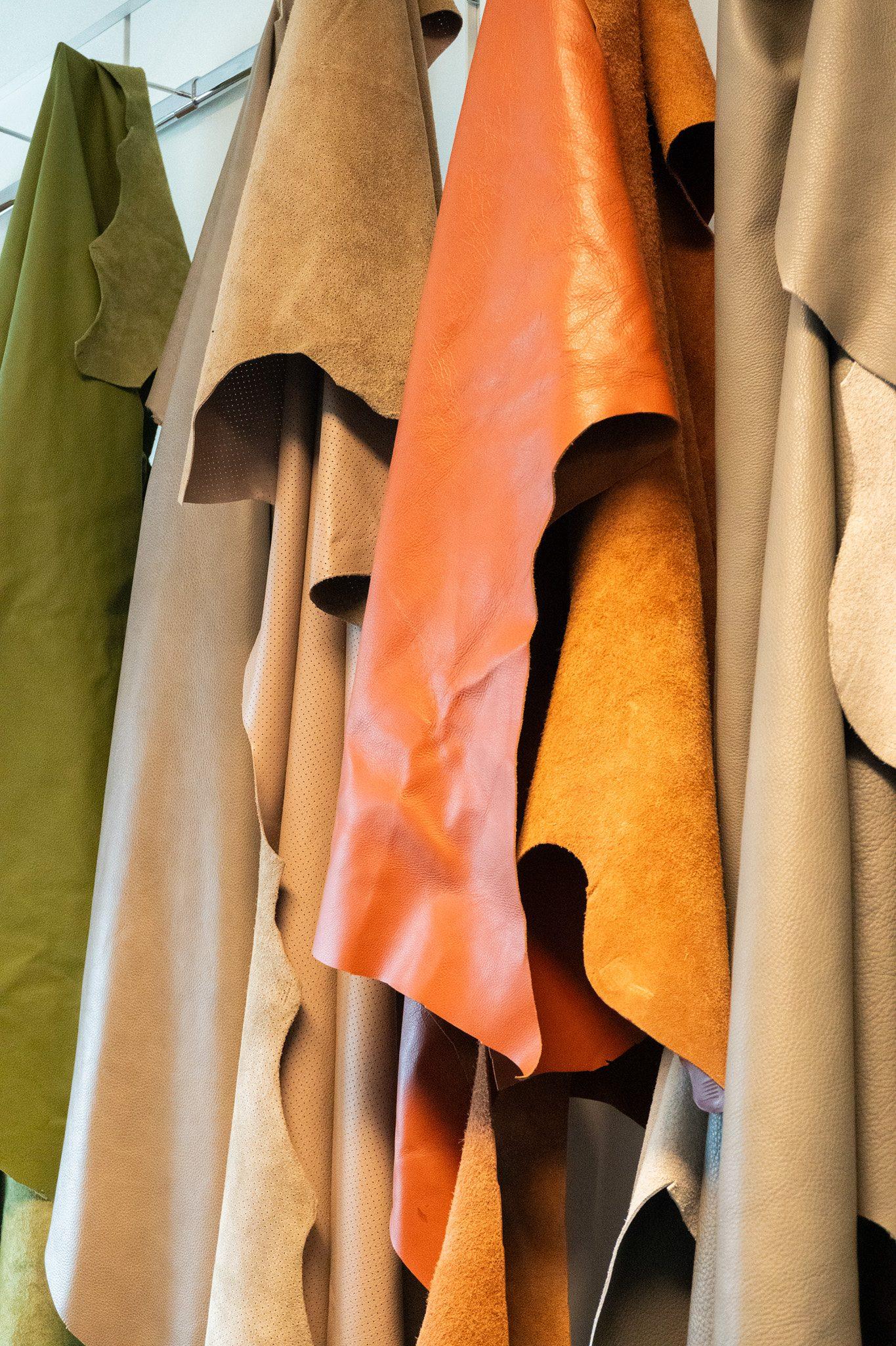 Leren huiden in verschillende kleuren aan een rek