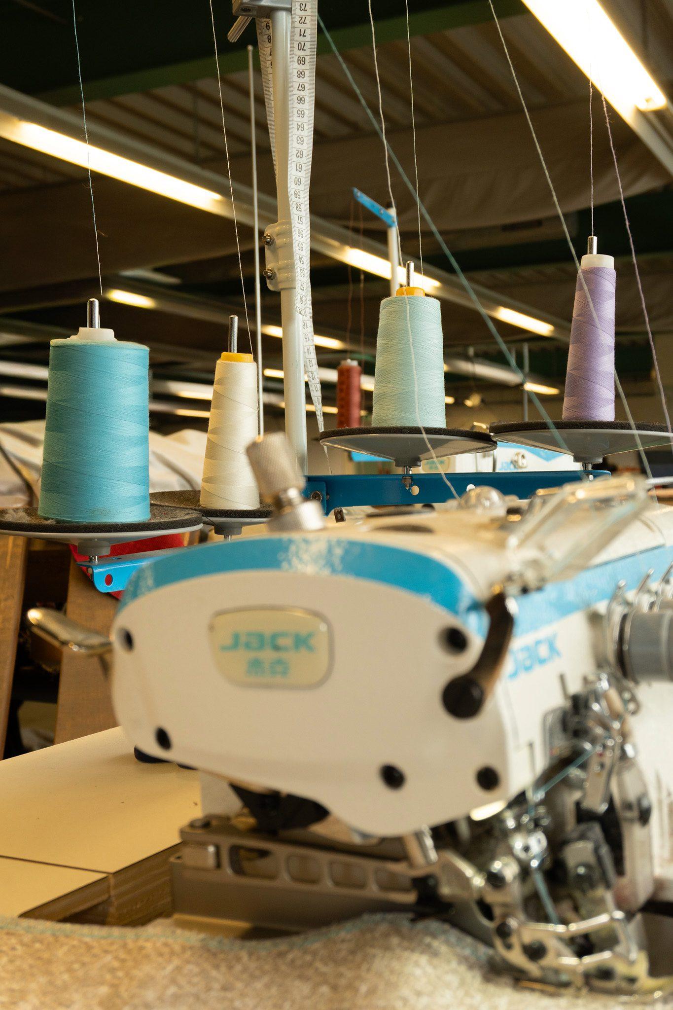 Overlockmachine met klossen garen in de werkplaats