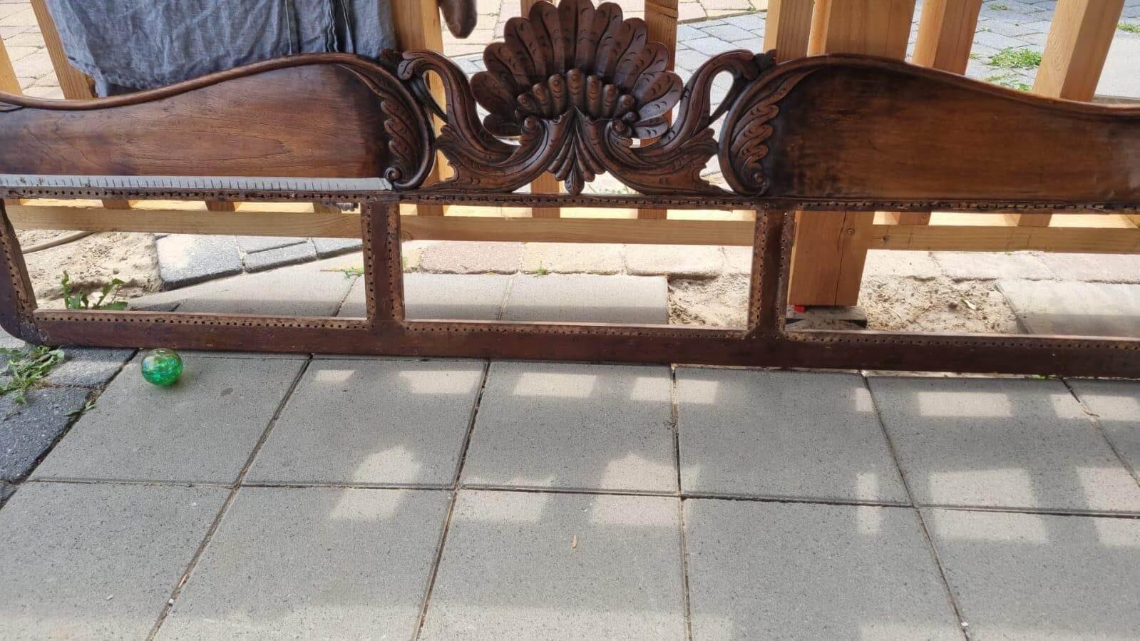 Houten rugleuning met houtsnijwerk in een schelpmotief