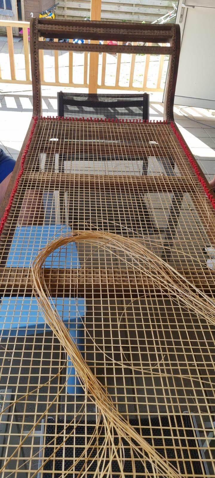 Riet dat in een houten frame wordt gevlochten