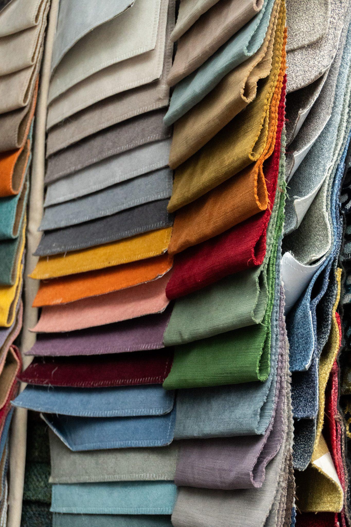Hangende stofstalen in veel kleuren